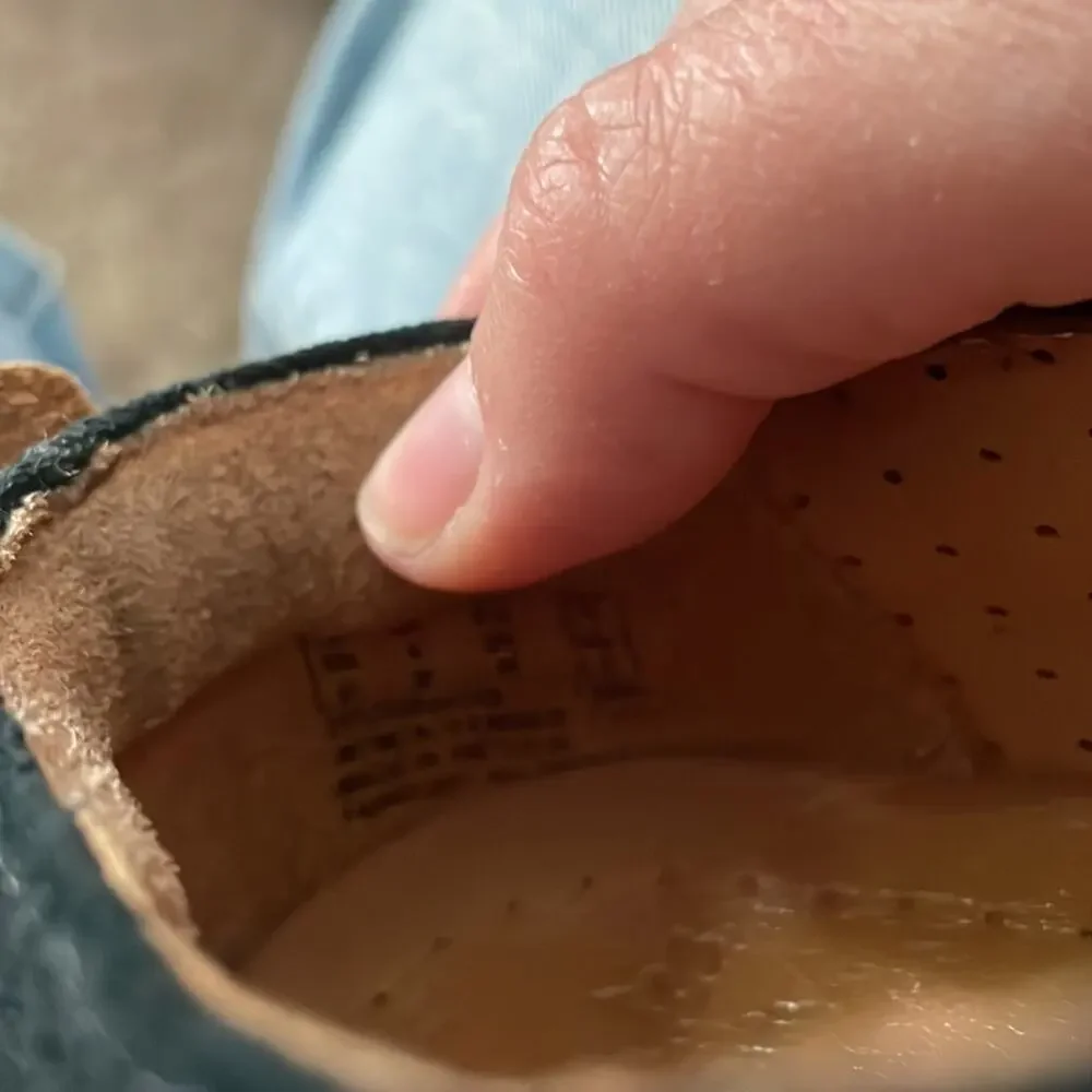 Clarks artisan black